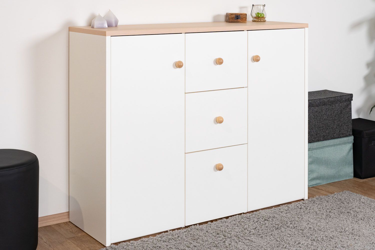 Commode Egvad 09, couleur : blanc / hêtre - Dimensions : 95 x 120 x 40 cm (h x l x p), avec 2 portes, 3 tiroirs et 6 compartiments