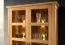 Vitrine moderne à deux portes Floresta 07, nature, avec poignées allongées, cinq casiers, chêne massif, 204 x 133 x 48 cm, deux étagères en verre et deux étagères en bois